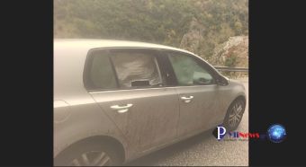 Φθηνά τη γλίτωσαν οδηγός & συνοδηγός στην Παλαιοκαρυά Τρικάλων - Βράχοι έπεσαν μέσα στο αυτοκίνητό τους