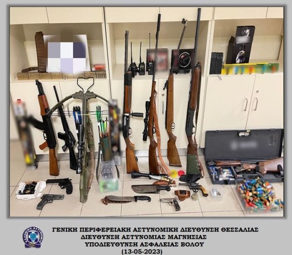 Βόλος: Σύλληψη πατέρα και γιου για οπλισμό και κατοχή πομποδεκτών