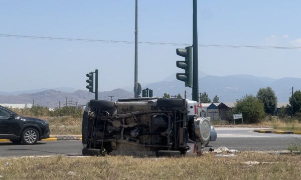 Eκτροπή αυτοκινήτου στην Παλαιά Εθνική Οδό Λάρισας-Βόλου - Προηγήθηκε σύγκρουση με άλλο όχημα
