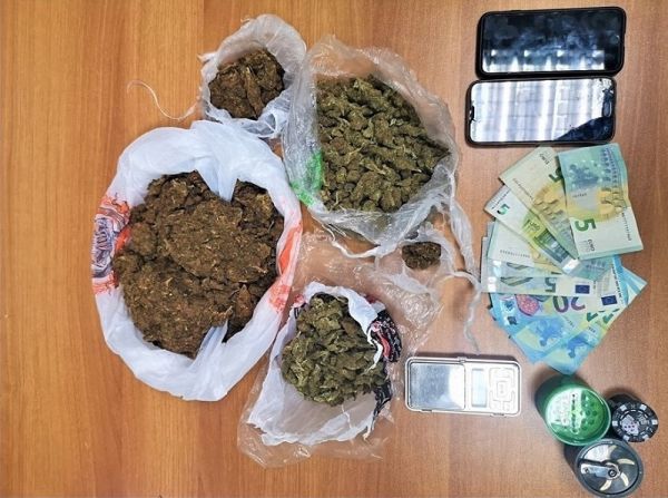 Σύλληψη άνδρα στο Βόλο για πάνω από μισό κιλό κάνναβη
