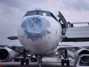 Airbus A320 έπεσε σε απίστευτη χαλαζόπτωση αλλά κατάφερε και προσγειώθηκε! (+Φωτο)