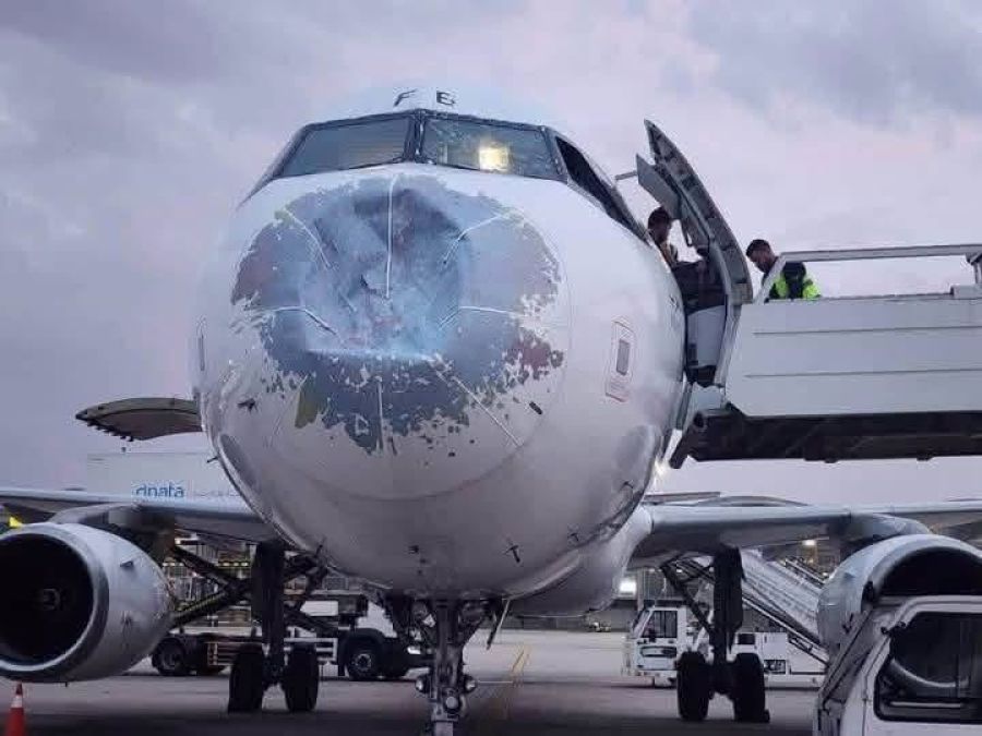 Airbus A320 έπεσε σε απίστευτη χαλαζόπτωση αλλά κατάφερε και προσγειώθηκε! (+Φωτο)