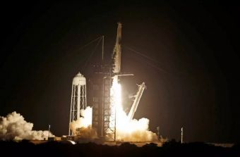 SpaceX: Εκτοξεύτηκε ο πύραυλος Falcon 9 με ερασιτέχνες αστροναύτες (+Βίντεο)