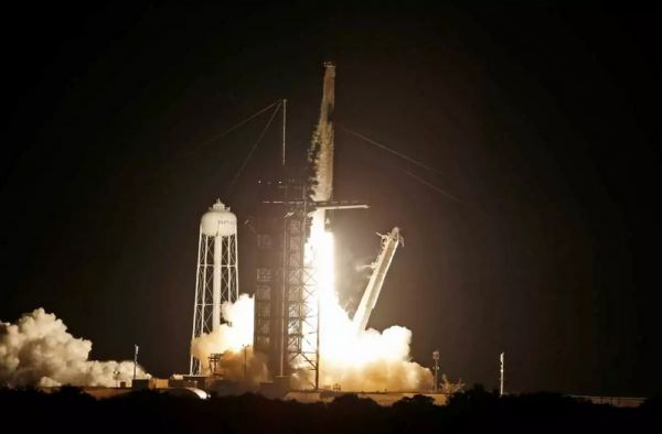 SpaceX: Εκτοξεύτηκε ο πύραυλος Falcon 9 με ερασιτέχνες αστροναύτες (+Βίντεο)