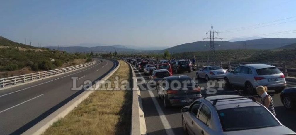 Μετ' εμποδίων η επιστροφή των εκδρομέων στην Αθήνα - Νταλίκα ανατράπηκε στις στροφές του Μαρτίνου (+Φώτο)