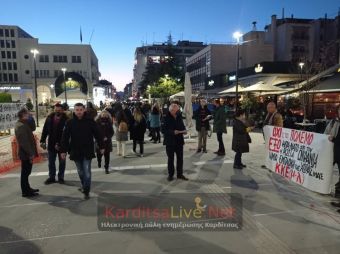 Αντιπολεμικές συγκεντρώσεις στην κεντρική πλατεία της Καρδίτσας (+Φώτο +Βίντεο)