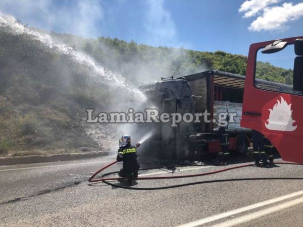 Λαμπάδιασε φορτηγό στην Ε.Ο. Λαμίας - Δομοκού (Φώτο +Βίντεο)