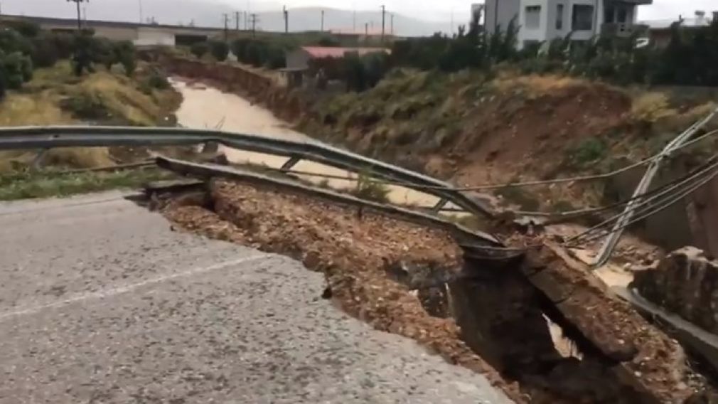 Κατέρρευσε γέφυρα στα Μέγαρα (+Βίντεο)