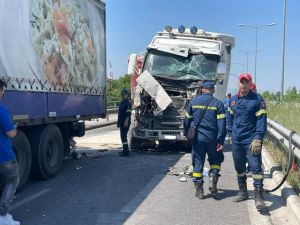 Σύγκρουση τριών φορτηγών στη Λάρισα με ένα άνδρα ελαφρά τραυματία (+Φώτο)