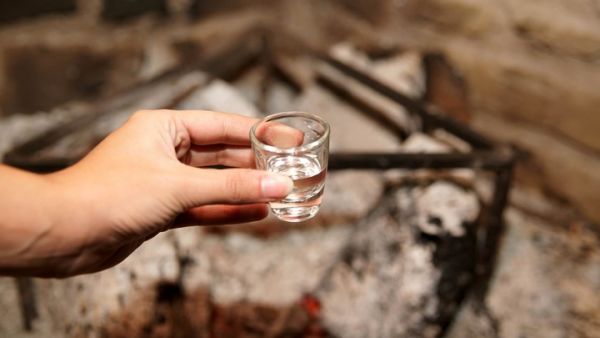 Έπεσαν τα πρώτα πρόστιμα για το τσίπουρο σε εστιατόρια και καφενεία