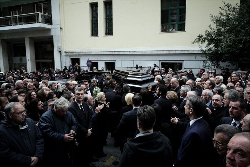 Πλήθος κόσμου για το «τελευταίο αντίο» στο Δημήτρη Σιούφα (+Φώτο)
