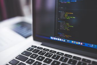 Παγκόσμια τεχνική βλάβη: Εταιρείες, αεροδρόμια, νοσοκομεία και άλλες υπηρεσίες που επηρεάστηκαν από το πρόβλημα κυβερνοασφάλειας