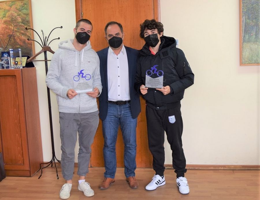Τους χρυσούς παραολυμπιονίκες Αθ. Γκαβέλα και Σωτ. Γκαραγκάνη βράβευσε ο Δήμαρχος Καρδίτσας Β. Τσιάκος