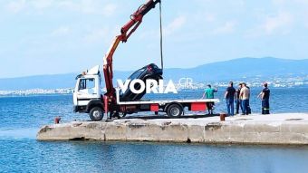 Θεσσαλονίκη: Νεκροί ανασύρθηκαν δύο επιβαίνοντες από αυτοκίνητο - Είχαν δεμένα τα χέρια με χειροπέδες