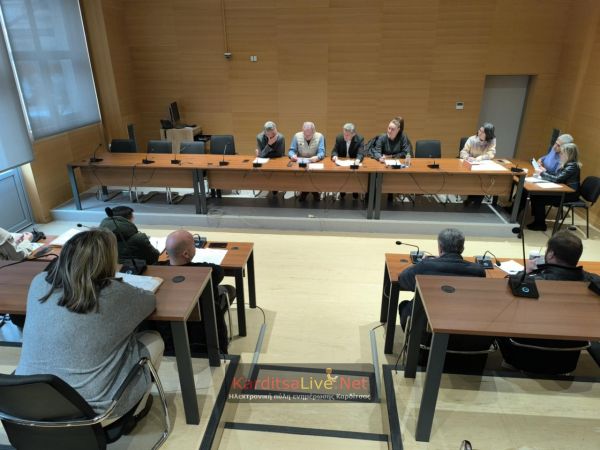Δημοτική Επιτροπή: Σε κλίμα βαθιάς θλίψης η έναρξη της συνεδρίασης για το δυστύχημα στη «Βιολάντα»