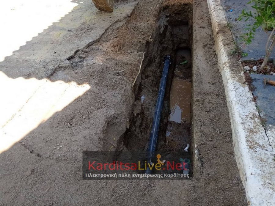 Ολιγόωρη διακοπή υδροδότησης τμήματος των Καμινάδων λόγω βλάβης αγωγού της ΔΕΥΑΚ (+Φώτο)