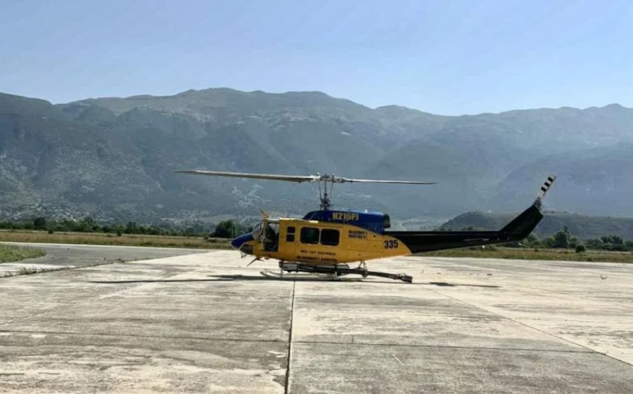 Έπεσε πυροσβεστικό ελικόπτερο στην Λίμνη Aώου – Διασώθηκαν και τα δύο μέλη του πληρώματος