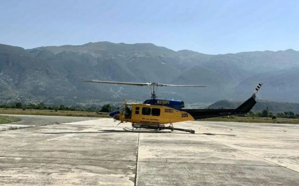 Έπεσε πυροσβεστικό ελικόπτερο στην Λίμνη Aώου – Διασώθηκαν και τα δύο μέλη του πληρώματος