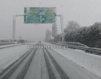 Μάχη με το "χιονιά" στην εθνική οδό Αθηνών - Λαμίας (+Βίντεο)
