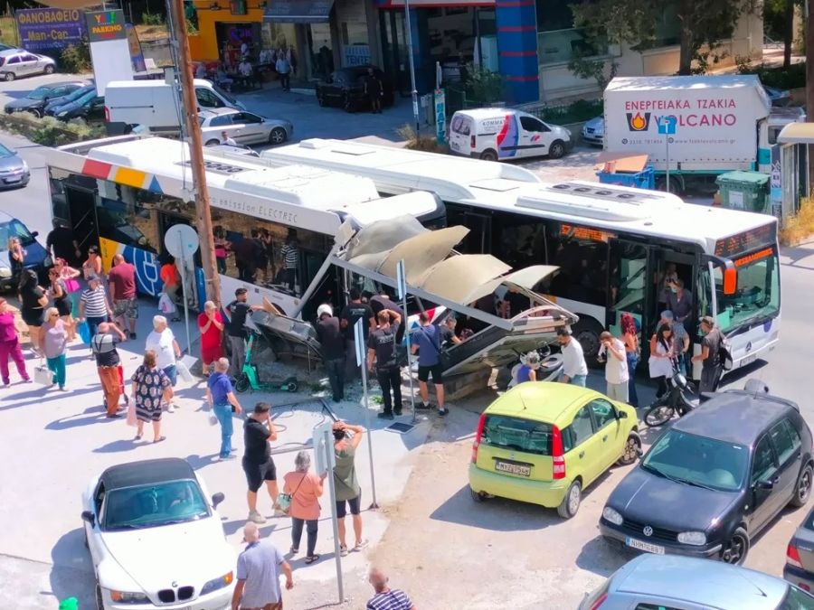Θεσσαλονίκη: Αστικό λεωφορείο έπεσε σε στάση στη Νεάπολη - 4 τραυματίες, οι 2 σοβαρά (+Φωτο +Βίντεο)