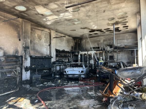 Τρεις τραυματίες από έκρηξη σε συνεργείο αεριοκίνησης οχημάτων στη Λάρισα