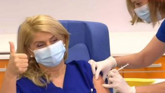 Ο πρώτος εμβολιασμός στην Ελλάδα – Η Ευσταθία Καμπισιούλη νοσηλεύτρια ΜΕΘ στον «Ευαγγελισμό» (+Βίντεο)