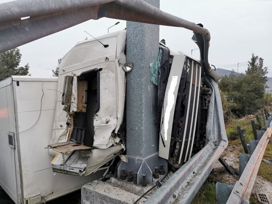 Λάρισα: Θανατηφόρο τροχαίο για οδηγό νταλίκας στην Εθνική Οδό, στο ύψος του κόμβου Γυρτώνης (+Φώτο)