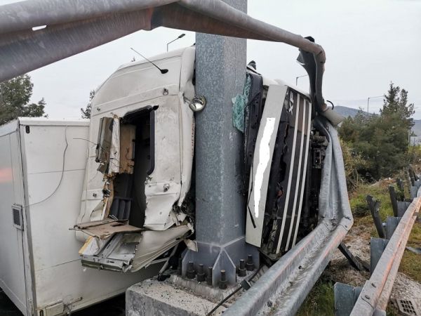 Λάρισα: Θανατηφόρο τροχαίο για οδηγό νταλίκας στην Εθνική Οδό, στο ύψος του κόμβου Γυρτώνης (+Φώτο)