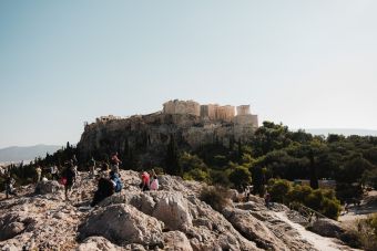 Η Αθήνα που αξίζει να τη διαβάζεις περπατώντας