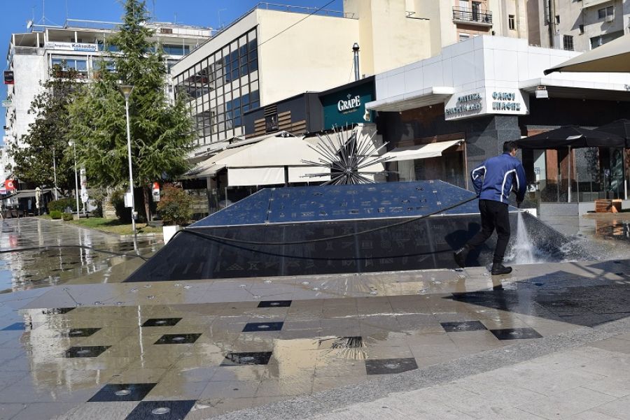 Πλύσιμο και απολύμανση στο κέντρο της Καρδίτσας από συνεργεία του Δήμου