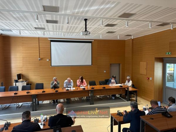 Κοπή δέντρου αλλά και νέες φυτεύσεις στον Υδατόπυργο Καρδίτσας