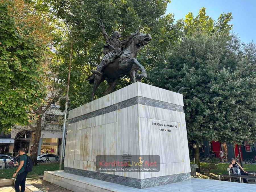 Καρδίτσα: Παραμένει προβληματική η κατάσταση με την εικόνα των μαρμάρων στον έφιππο ανδριάντα του Γ. Καραϊσκάκη (+Φωτο)