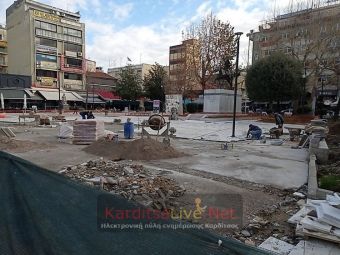 Σε εξέλιξη η πλακόστρωση της κεντρικής πλατείας Καρδίτσας (+Φώτο)