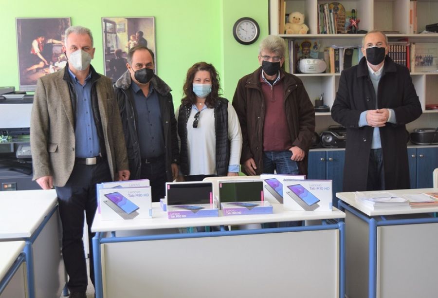 Παραδόθηκαν 100 tablet στους Διευθυντές Σχολείων Πρωτοβάθμιας Εκπαίδευσης του Δ. Καρδίτσας
