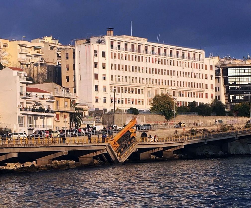 Τμήμα γέφυρας στην Καβάλα κατέρρευσε υπό το βάρος γερανού (+Φώτο)