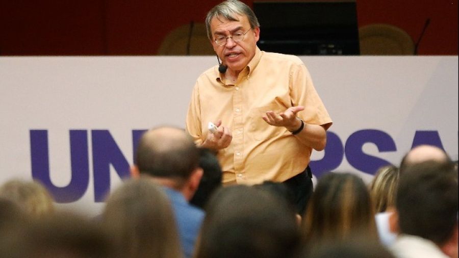 Δημήτρης Μπερτσιμάς (καθηγητής ΜΙΤ): «Η κοινωνία πρέπει να προετοιμαστεί για τις αλλαγές που θα επιφέρει η τεχνητή νοημοσύνη»