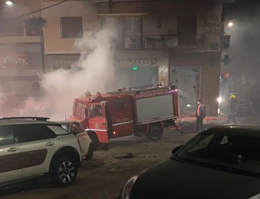 Επεισόδια στα Εξάρχεια το βράδυ του Σαββάτου (12/4) - Κάηκαν οχήματα, δεκάδες προσαγωγές
