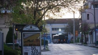 Λάρισα: Αστυνομικές δυνάμεις επιτηρούν την καραντίνα στη Ν. Σμύρνη