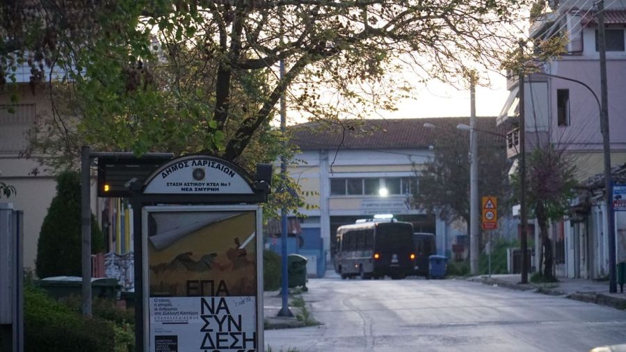 Λάρισα: Αστυνομικές δυνάμεις επιτηρούν την καραντίνα στη Ν. Σμύρνη