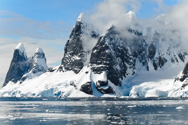 Βρετανία: Ένα τεράστιο παγόβουνο αποκολλήθηκε από την Ανταρκτική