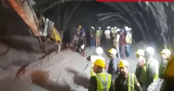 Ινδία: 40 εργάτες έχουν παγιδευθεί από την κατάρρευση σήραγγας
