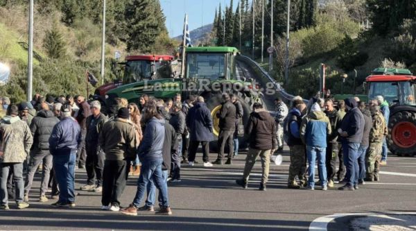 Ένταση στο μπλόκο του Μπράλου, όταν οι αγρότες εντόπισαν αστυνομικό με πολιτικά που έβγαζε φωτογραφίες