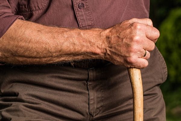 Η ανθρώπινη μακροβιότητα έχει βιολογικό όριο; Το θέμα εξακολουθεί να διχάζει...