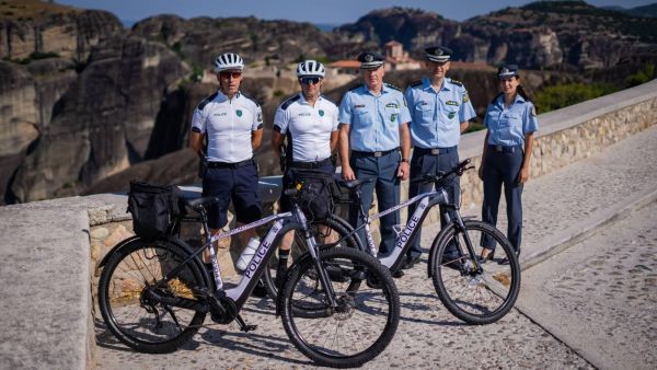 Ξεκίνησαν οι περιπολίες με ηλεκτρικά ποδήλατα από αστυνομικούς του Αστυνομικού Τμήματος Μετεώρων