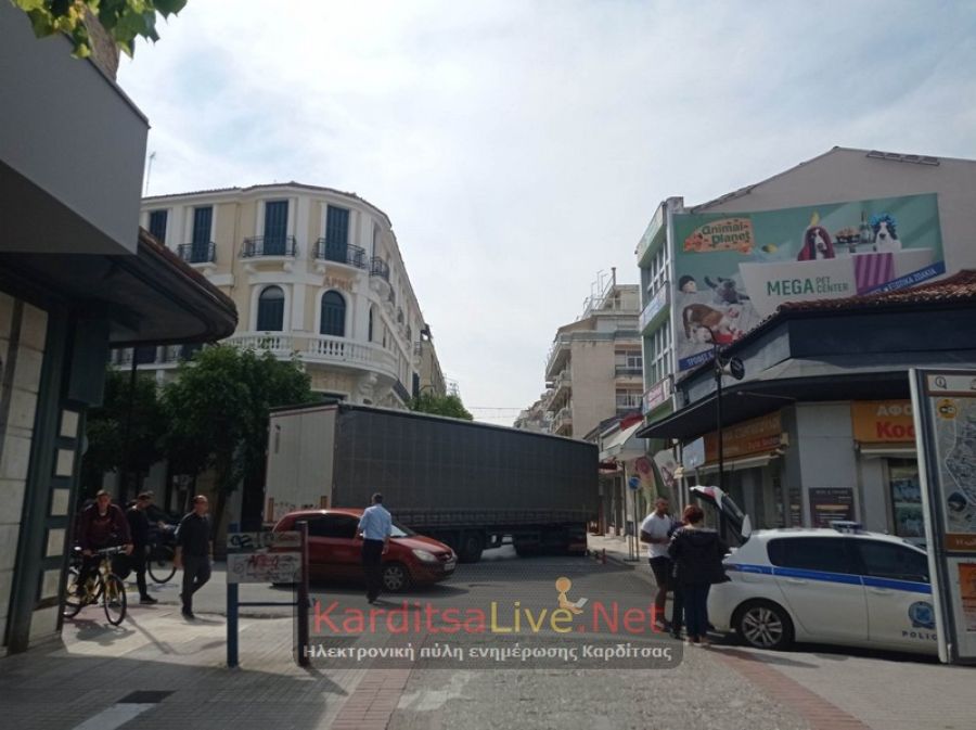 Καρδίτσα: Έκλεισε την οδό Μπλατσούκα νταλίκα που ενεπλάκη σε τροχαίο με υλικές ζημιές (+Φώτο)