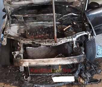 Πυρκαγιά σε αυτοκίνητο σταθμευμένο σε πυλωτή στην Καρδίτσα (+Φώτο)