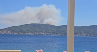 2 νεκροί και 9 τραυματίες σε μεγάλη πυρκαγιά στη Σαλαμίνα - Δεκάδες απεγκλωβισμοί από το Λιμενικό