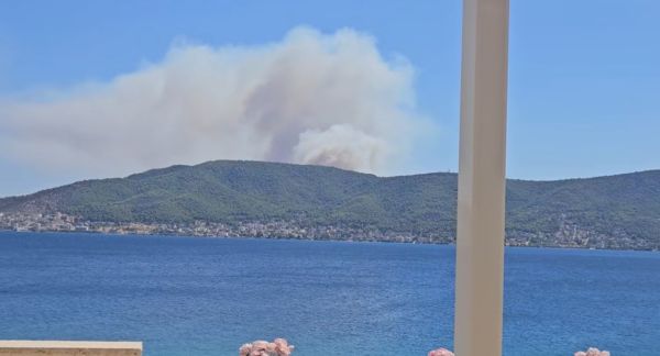 2 νεκροί και 9 τραυματίες σε μεγάλη πυρκαγιά στη Σαλαμίνα - Δεκάδες απεγκλωβισμοί από το Λιμενικό