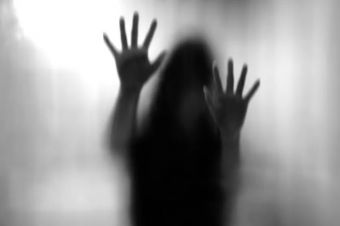Θύμα ξυλοδαρμού, σεξουαλικής κακοποίησης και εκβιασμού έπεσε νεαρή γυναίκα σε οικισμό των ρομά στο ν. Καρδίτσας