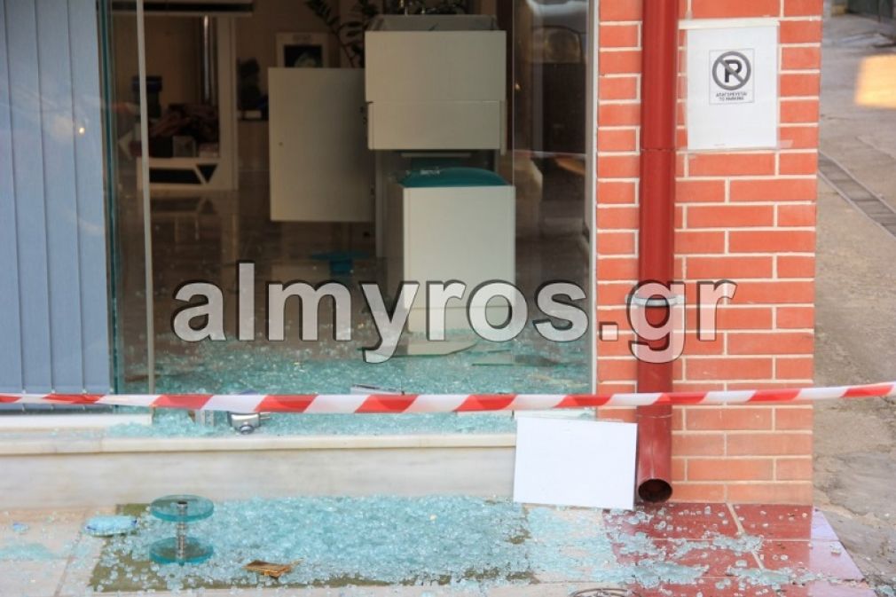 Συμμορία "άδειασε" κοσμηματοπωλείο στο Αλμυρό τα ξημερώματα της Δευτέρας